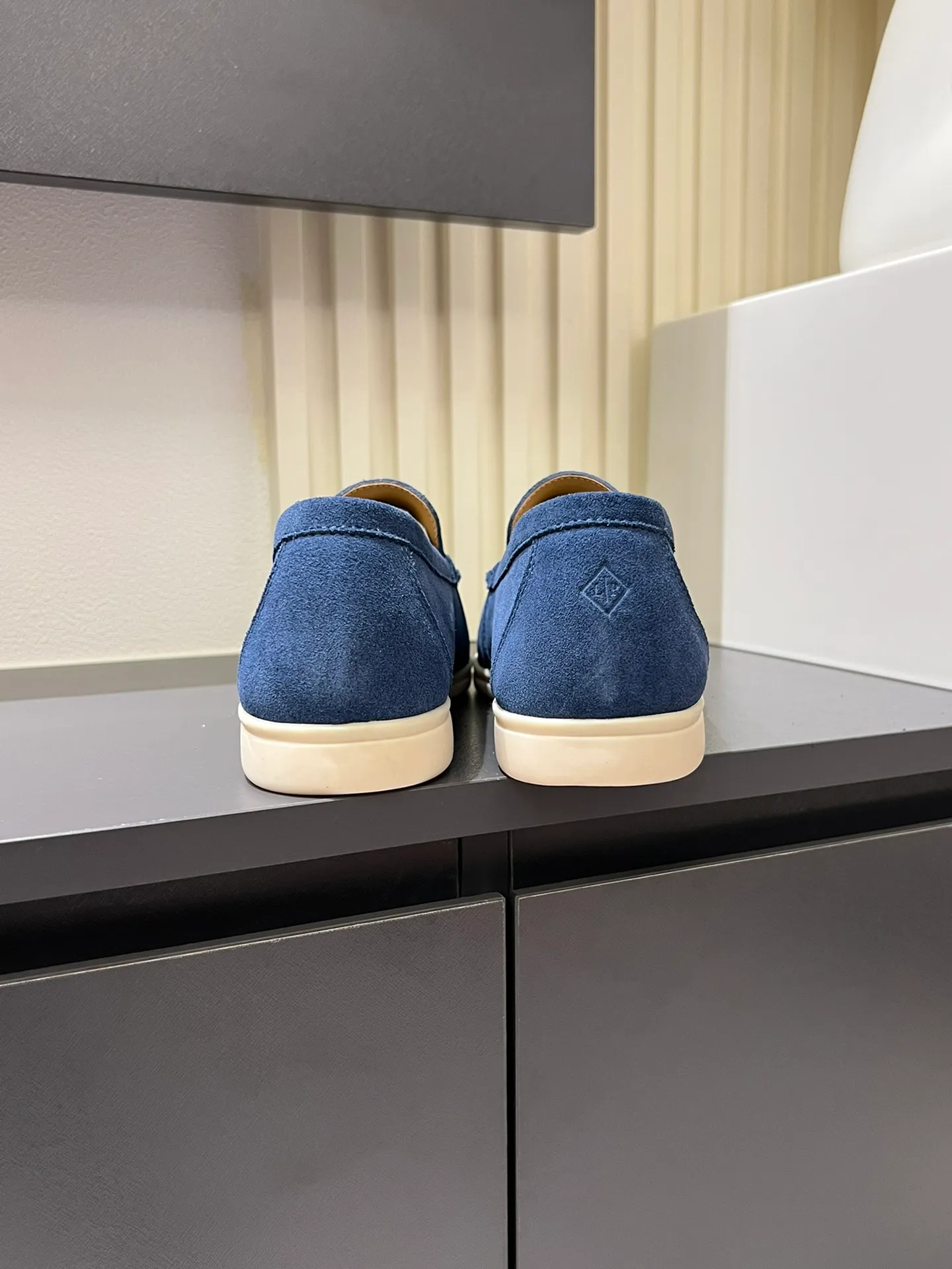 Men's shoes 💰p360 "Loro men's shoes 💰pian'*" Classic L men's shoes for couples 💰p Top version British flat loafers, a must-have item in old money style, the minimalist design is eye-catching and durable, a plus point for dressing The soft foot feel and texture are outstanding. They don’t scratch your feet and are very nice. They are matched with soft and waxy soles. They can be worn daily for a long time without getting tired. They are easy to wear, versatile and classic items, with perfect foot feel and texture! Imported cashmere fabric, the lining is made of imported A-grade water-dyed cow lining, the top version of the genuine leather midsole is sewn with pure handmade mark thread! Size: Female 35-40 (34. Customized) Male 38-44 (45.46. Customized)